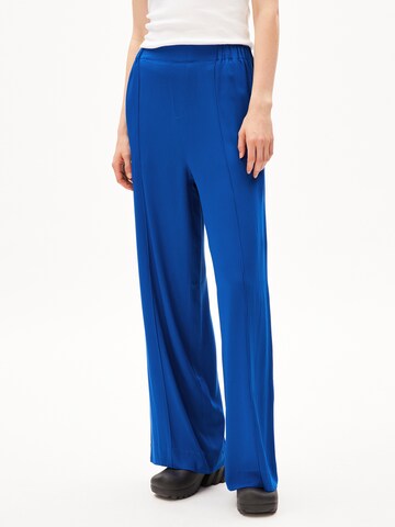 ARMEDANGELS Loosefit Broek 'JONVAALIE' in Blauw: voorkant