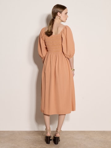Robe ' ' Apricot en orange