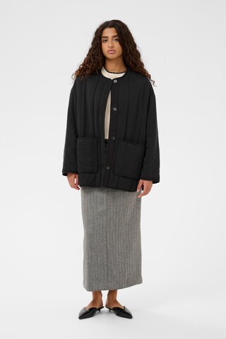 SOAKED IN LUXURY Tussenjas in Zwart