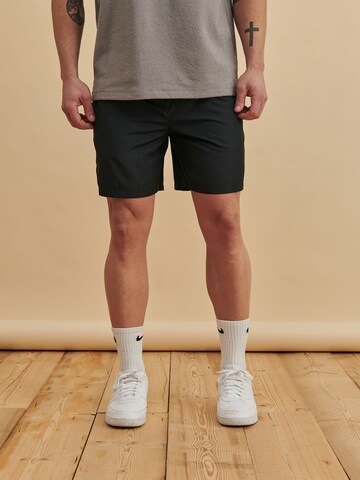 DAN FOX APPAREL Szabványos Nadrág 'Dantes' - fekete: elől