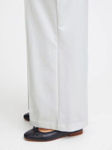 Wide leg Pantaloni con piega frontale 'KATE' di ICHI in bianco