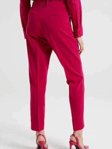 WE Fashion Slimfit Suorat housut värissä vaaleanpunainen