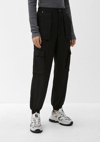 QS Regular Cargo Pants in Black: front