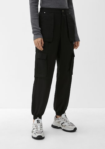 QS Regular Cargo trousers in Black: front