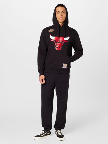 Mitchell & Ness Sweatshirt 'Chicago Bulls' i svart