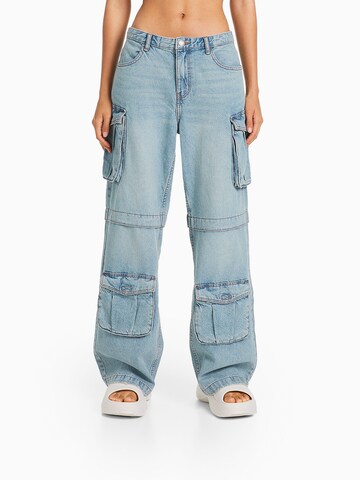 Bershka Wide leg Cargo Jeans in Blue: front