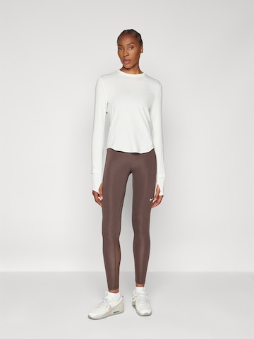 NIKE Funktionstopp 'SWIFT' i vit