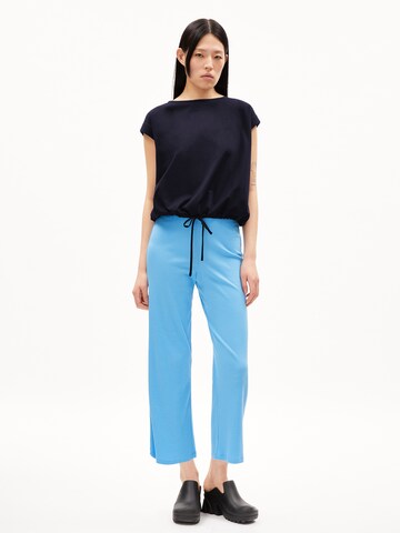 ARMEDANGELS Bootcut Hose 'NIAAN' in Blau