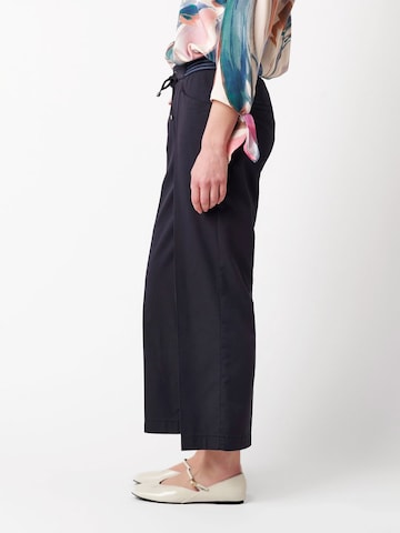 TONI Loose fit Pleated Pants in Blue