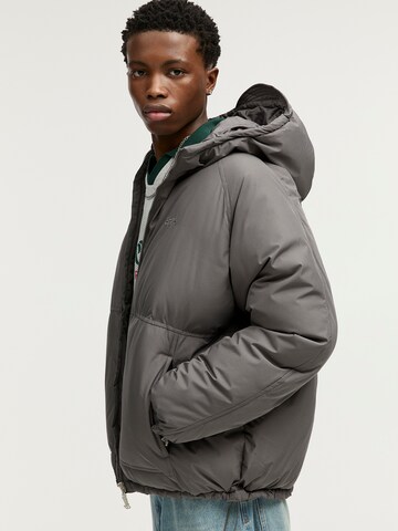 Pull&Bear Välikausitakki värissä harmaa