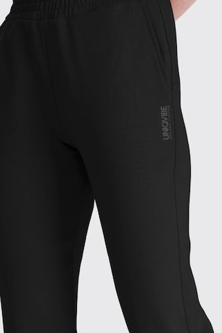 UNIQVIBE Regular Sporthose in Schwarz