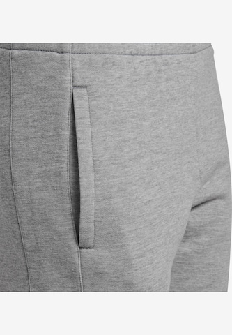 Hummel Regular Sportshorts in Grau