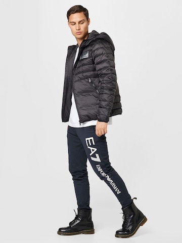 EA7 Emporio Armani Дънки Tapered Leg Панталон в синьо