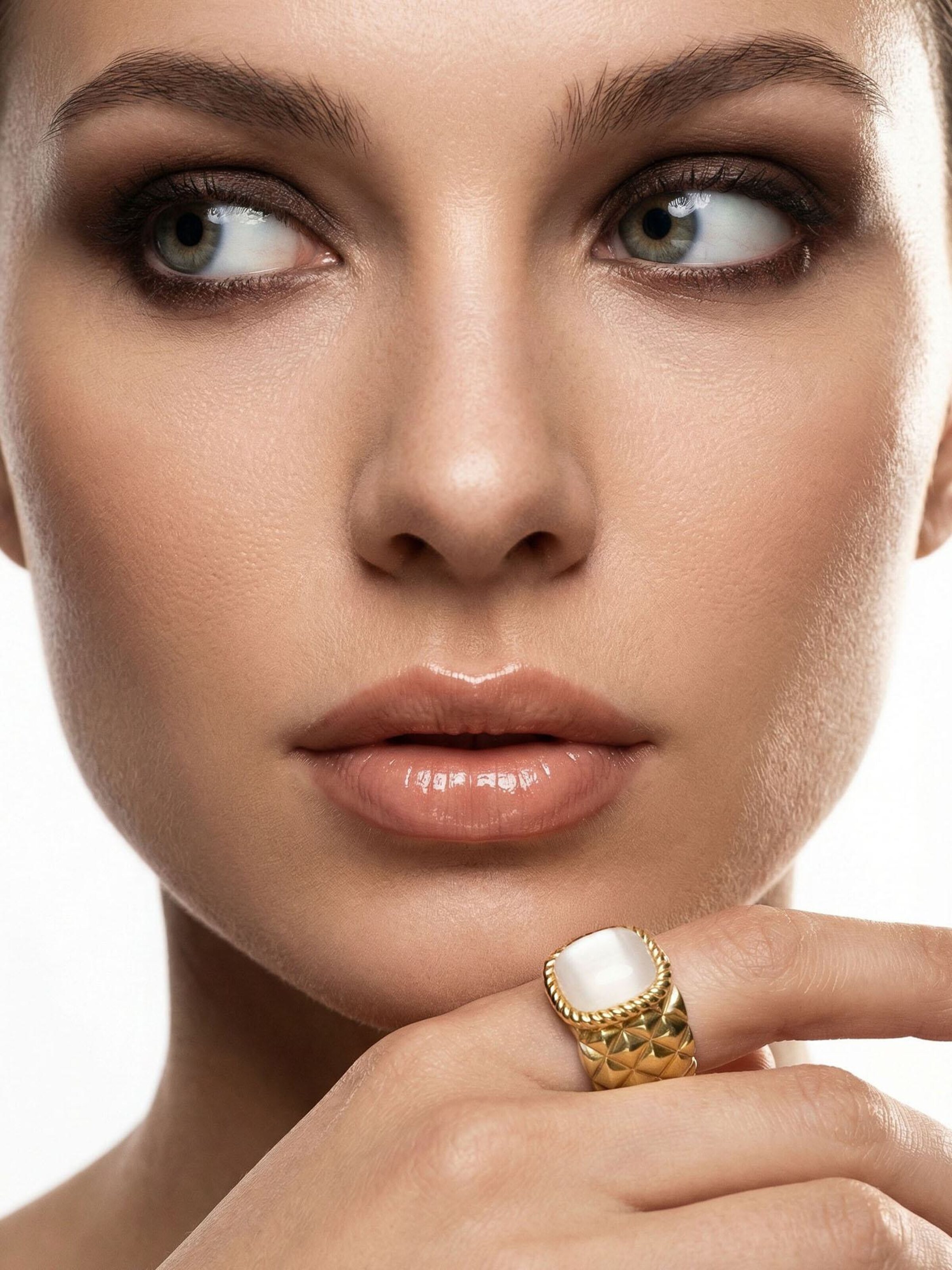 Nemomatheo Ring 'Royal Cushion – Statement-Ring mit Rautenmuster' in Gold