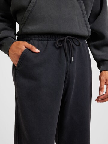 Abercrombie & Fitch Tapered Housut 'ESSENTIAL' värissä musta