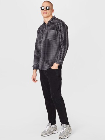 HOLLISTER - Ajuste regular Camisa en negro