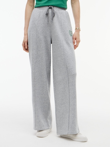 TOMMY HILFIGER Wide leg Trousers in Grey: front