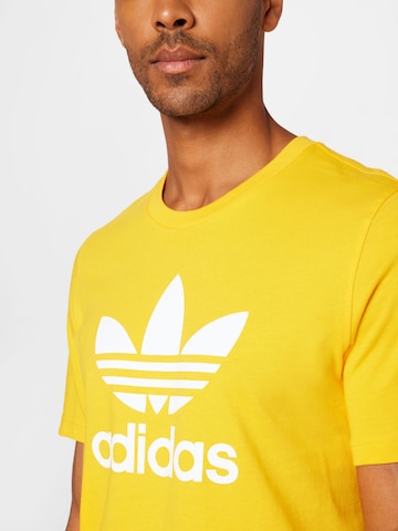 ADIDAS ORIGINALS - Camiseta 'Adicolor Classics Trefoil' en amarillo
