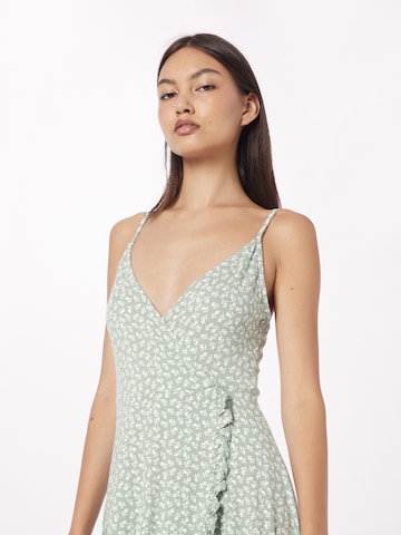 Rochie 'Carmen' de la ABOUT YOU pe verde