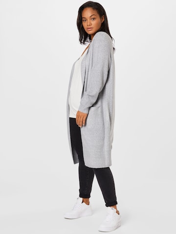 Vero Moda Curve Strickjacke 'Doffy' in Grau