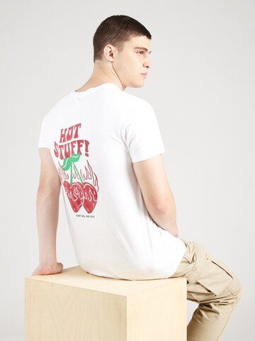 T-Shirt 'HOT STUFF' Kaotiko en blanc : devant