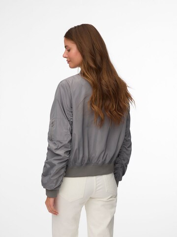 VERO MODA Tussenjas 'SNKatarina' in Grijs