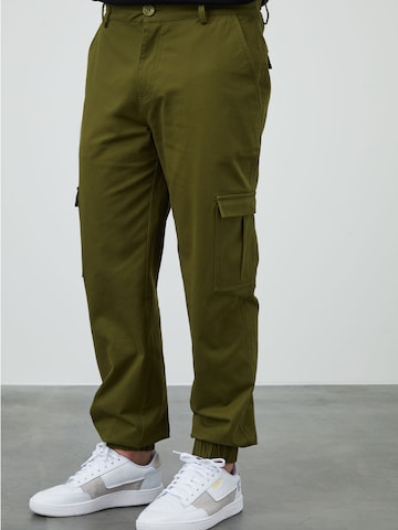 DAN FOX APPAREL Tapered Cargo Pants 'Damon' in Green: front
