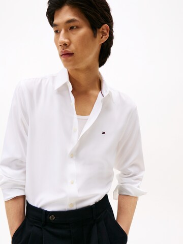 TOMMY HILFIGER Средняя посадка Рубашка в Белый