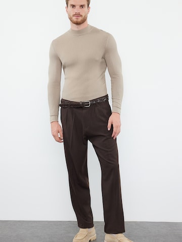 Trendyol - regular Pantalón plisado en marrón