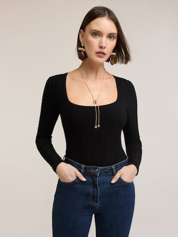 Pull-over MOTIVI en noir : devant