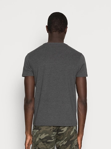 ALPHA INDUSTRIES - Camisa em cinzento: atrás