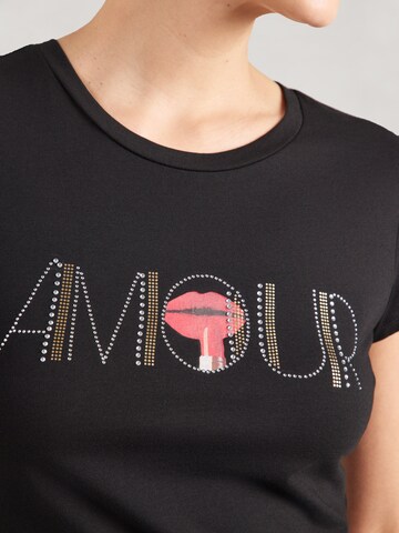GUESS Тениска 'AMOUR' в черно