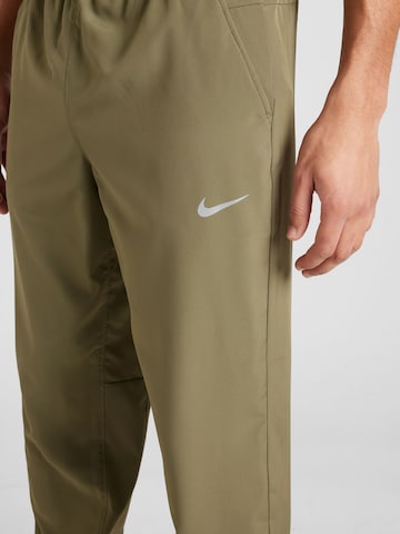 NIKE Zúžený strih Športové nohavice - Zelená