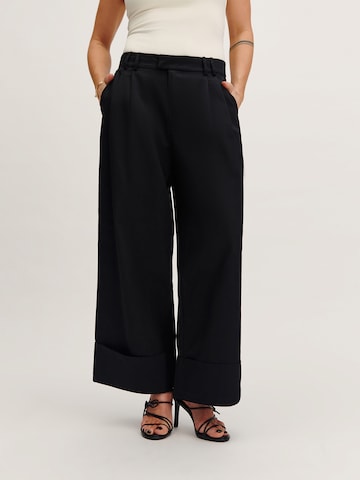 Tatiana Zidekova - Pierna ancha Pantalón plisado en negro: frente