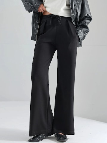 Hiccup Wide leg Broek in Zwart: voorkant