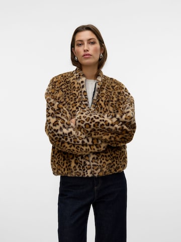 VERO MODA - Chaqueta de invierno en marrón: frente