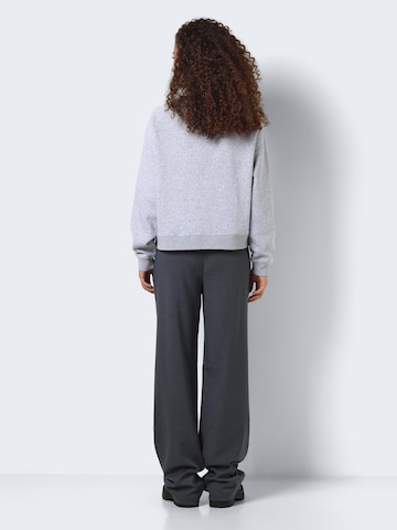 Sweat-shirt 'ALDEN' Noisy may en gris