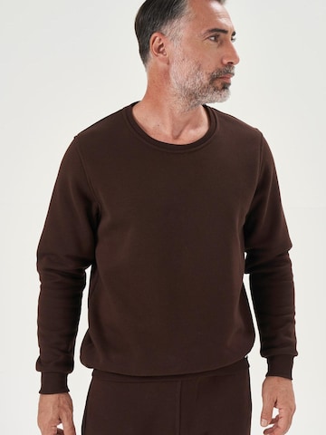 LOUIS LECLER Sweatshirt 'Carter' in Bruin