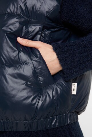 SENSES.THE LABEL Glänzende Steppweste Oversized in Blau