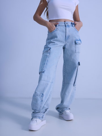 ABOUT YOU x irinassw Loose fit Cargo Jeans 'Sina' in Blue: front