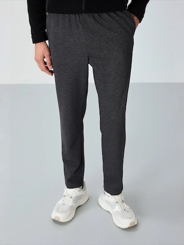Tommy Life Tapered Workout Pants 'Jogginghose' in Grey