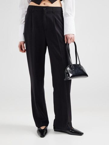 Gina Tricot Wide leg Veckad byxa i svart: framsida