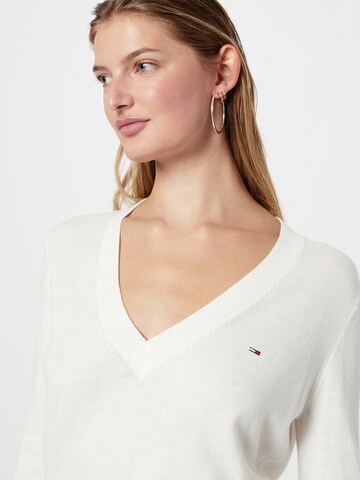 Pull-over Tommy Jeans en blanc