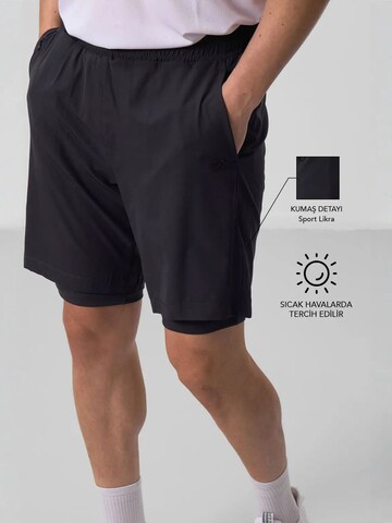 Tommy LifeTapered Hlače 'Shorts' - crna boja: prednji dio
