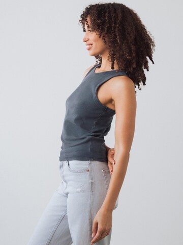 Top di Honest Basics in blu