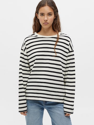 Tricou de la Pull&Bear pe negru: față