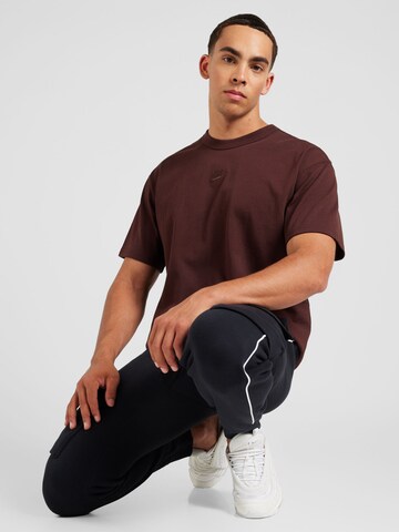 Tricou 'Premium Essentials' de la Nike Sportswear pe maro