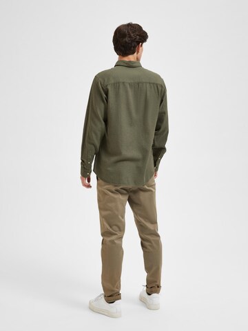 SELECTED HOMME جينز مضبوط قميص 'ROBIN' بلون أخضر
