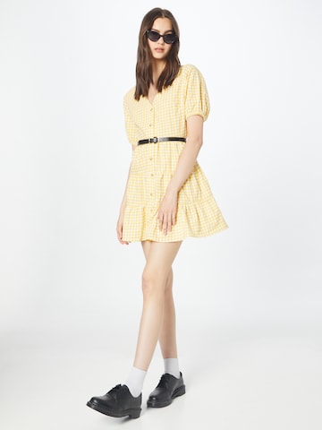 In The Style - Vestidos camiseiros 'JOSSA' em amarelo