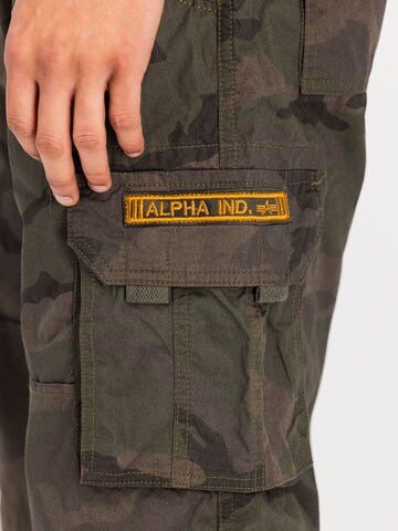 regular Pantaloni sportivi di ALPHA INDUSTRIES in verde